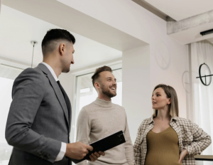 real estate agent showing a couple an apartment_apartment finders
