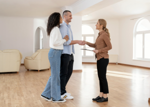 real estate agent showing 2 persons, a couple, an aparment_free apartment finders
