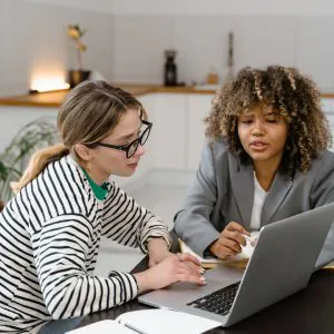 apartment expert helping a client with the application process to lease an apartment_apartment finders